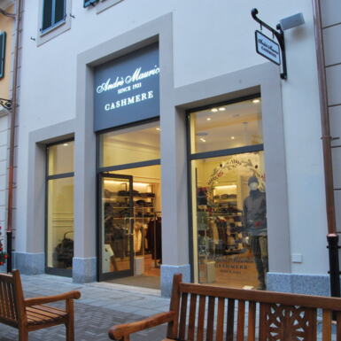 Clothing shop furnishing in Serravalle - 6